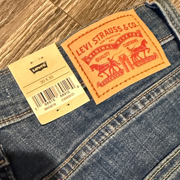 Levi's Women 724 Straight Leg Jeans - Picture 7 of 7
